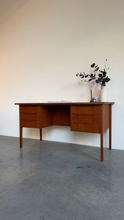 
                  
                    Vintage bureau 2 kanten teak - LOUI
                  
                