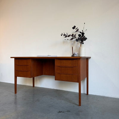 
                  
                    Vintage bureau 2 kanten teak - LOUI
                  
                