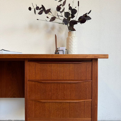 
                  
                    Vintage bureau 2 kanten teak - LOUI
                  
                