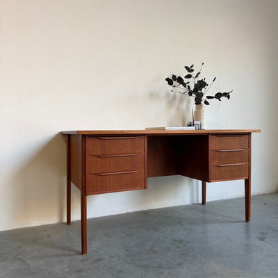
                  
                    Vintage bureau 2 kanten teak - LOUI
                  
                