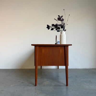
                  
                    Vintage bureau 2 kanten teak - LOUI
                  
                
