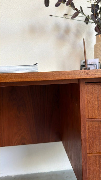 
                  
                    Vintage bureau 2 kanten teak - LOUI
                  
                
