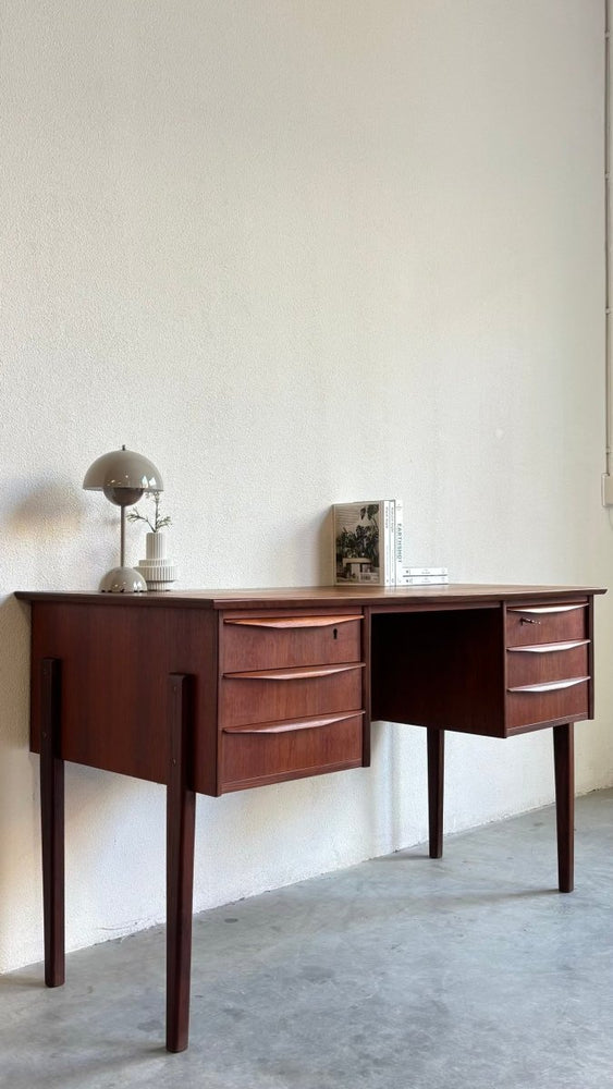 
                  
                    Vintage bureau 2 - kanten teak - LOUI.STORE
                  
                