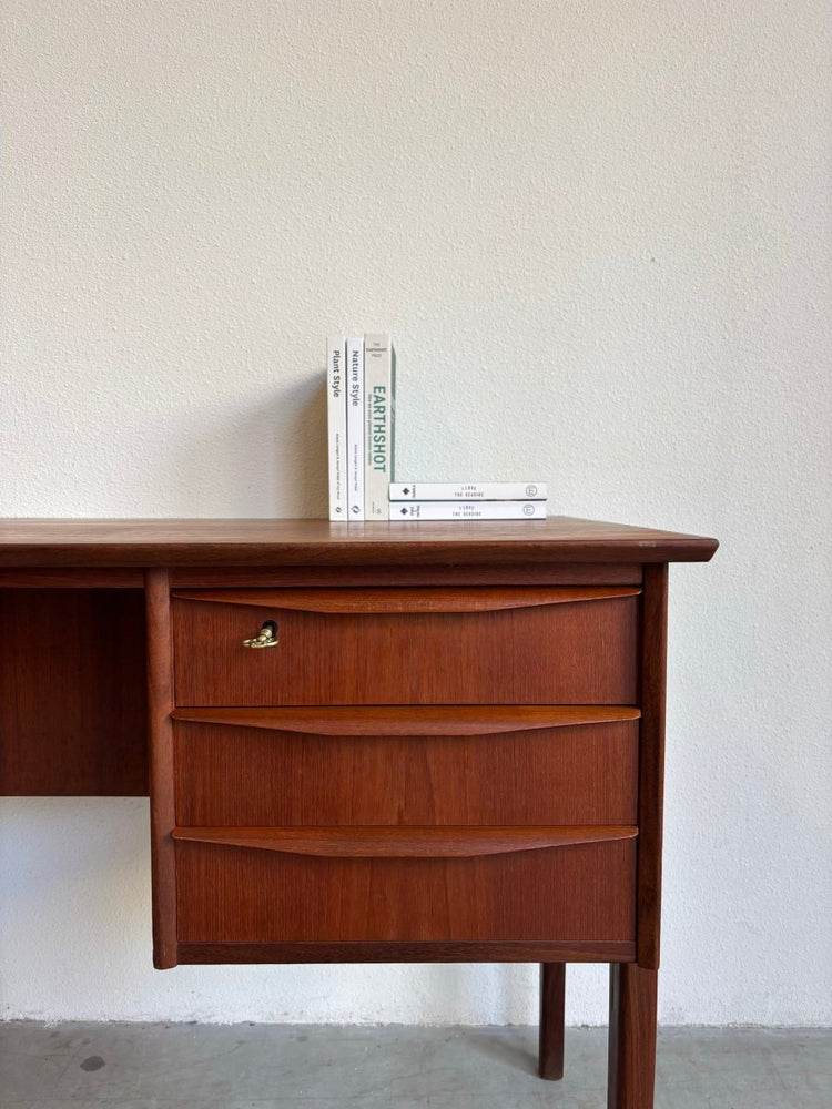 
                  
                    Vintage bureau 2 - kanten teak - LOUI.STORE
                  
                