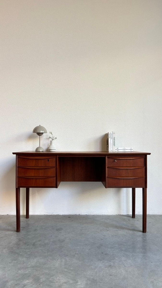 
                  
                    Vintage bureau 2 - kanten teak - LOUI.STORE
                  
                
