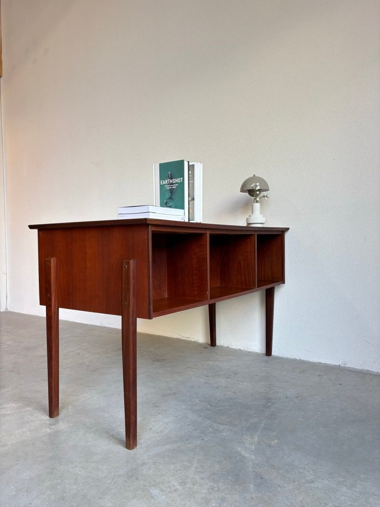 
                  
                    Vintage bureau 2 - kanten teak - LOUI.STORE
                  
                