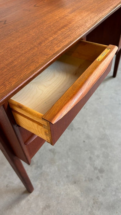 
                  
                    Vintage bureau 2 - kanten teak - LOUI.STORE
                  
                