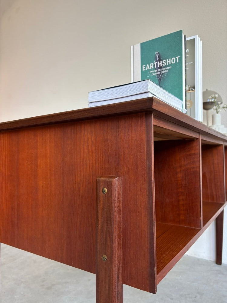 
                  
                    Vintage bureau 2 - kanten teak - LOUI.STORE
                  
                