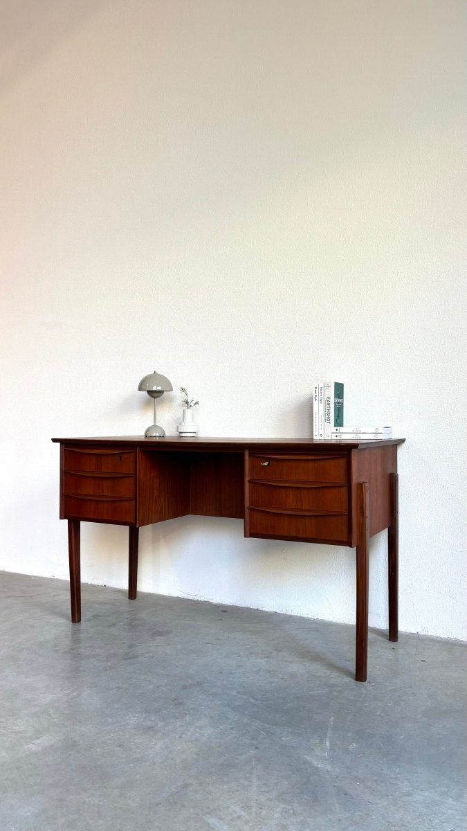 
                  
                    Vintage bureau 2 - kanten teak - LOUI.STORE
                  
                