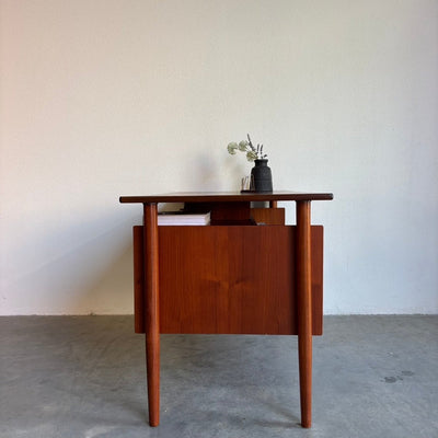 
                  
                    Vintage bureau 2 - zijdig in teak - LOUI.STORE
                  
                