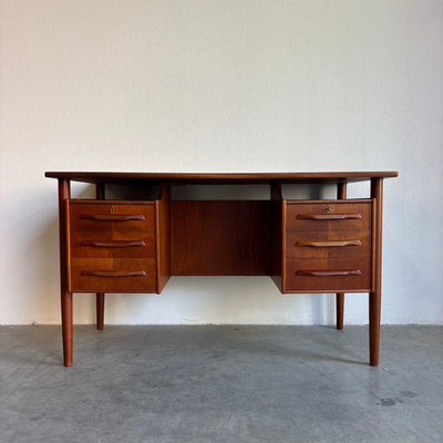 
                  
                    Vintage bureau 2 - zijdig in teak - LOUI.STORE
                  
                