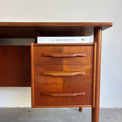 
                  
                    Vintage bureau 2 - zijdig in teak - LOUI.STORE
                  
                