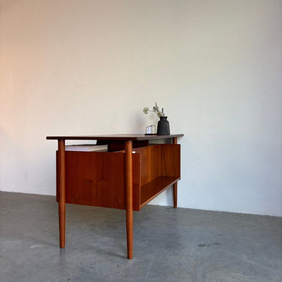 
                  
                    Vintage bureau 2 - zijdig in teak - LOUI.STORE
                  
                