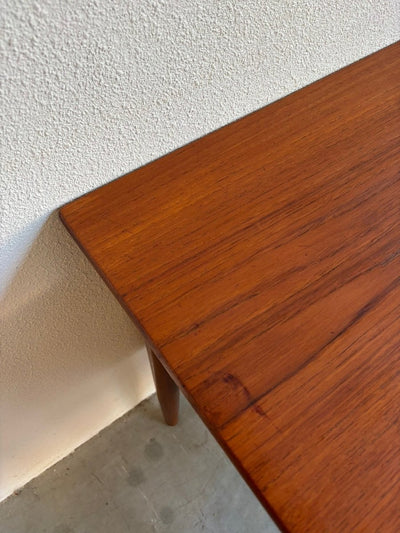 
                  
                    Vintage bureau 2 - zijdig in teak - LOUI.STORE
                  
                