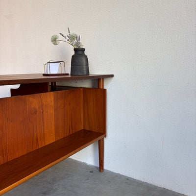 
                  
                    Vintage bureau 2 - zijdig in teak - LOUI.STORE
                  
                