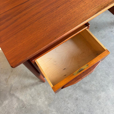 
                  
                    Vintage bureau 2 - zijdig in teak - LOUI.STORE
                  
                