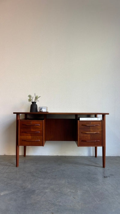 
                  
                    Vintage bureau 2 - zijdig in teak - LOUI.STORE
                  
                