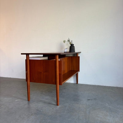 
                  
                    Vintage bureau 2 - zijdig in teak - LOUI.STORE
                  
                
