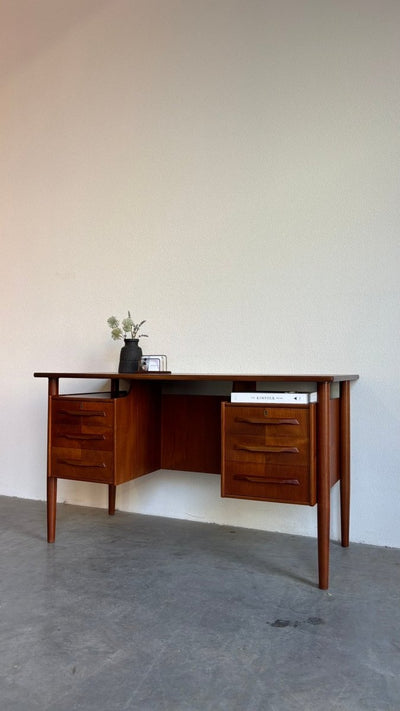 
                  
                    Vintage bureau 2 - zijdig in teak - LOUI.STORE
                  
                