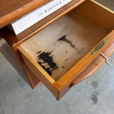 
                  
                    Vintage bureau 2 - zijdig in teak - LOUI.STORE
                  
                