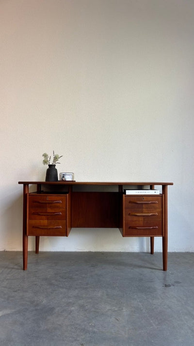 
                  
                    Vintage bureau 2 - zijdig in teak - LOUI.STORE
                  
                