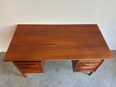 
                  
                    Vintage bureau 2 - zijdig in teak - LOUI.STORE
                  
                