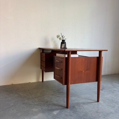 
                  
                    Vintage bureau 2 - zijdig in teak - LOUI.STORE
                  
                