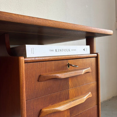 
                  
                    Vintage bureau 2 - zijdig in teak - LOUI.STORE
                  
                