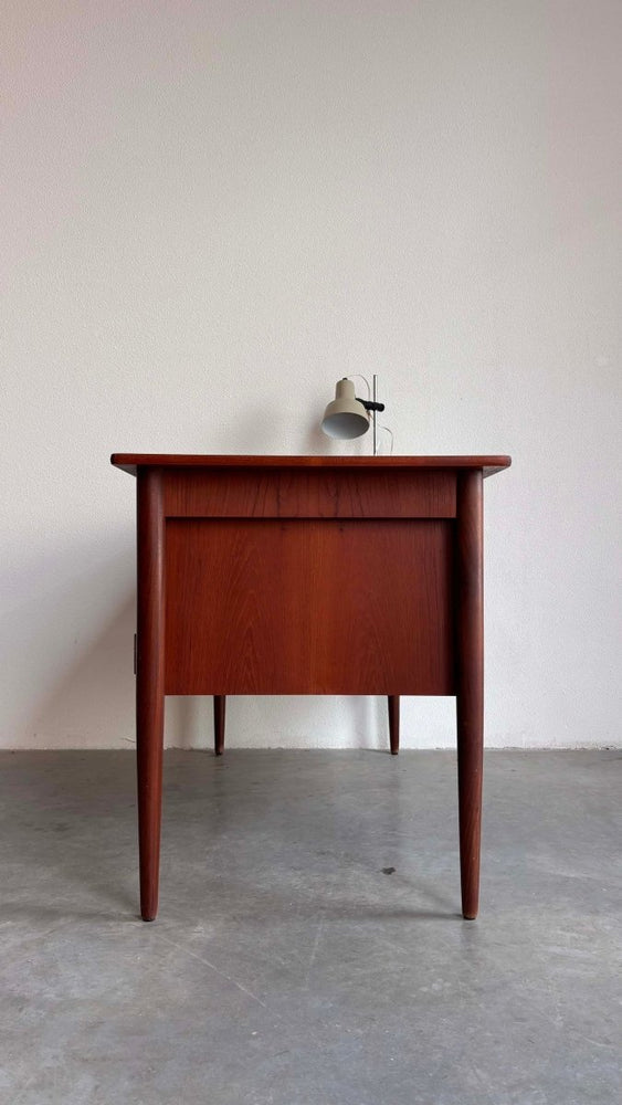 
                  
                    Vintage bureau 2 - zijdig teak - LOUI.STORE
                  
                