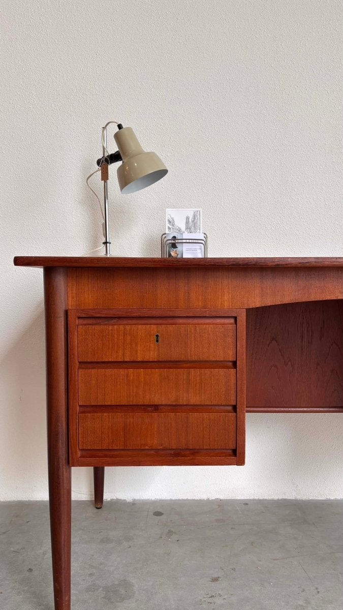 
                  
                    Vintage bureau 2 - zijdig teak - LOUI.STORE
                  
                