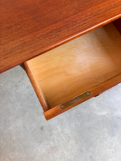 
                  
                    Vintage bureau 2 - zijdig teak - LOUI.STORE
                  
                