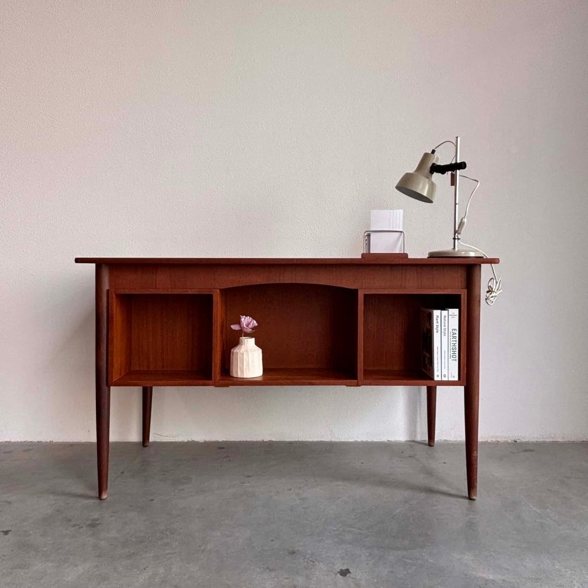 
                  
                    Vintage bureau 2 - zijdig teak - LOUI.STORE
                  
                