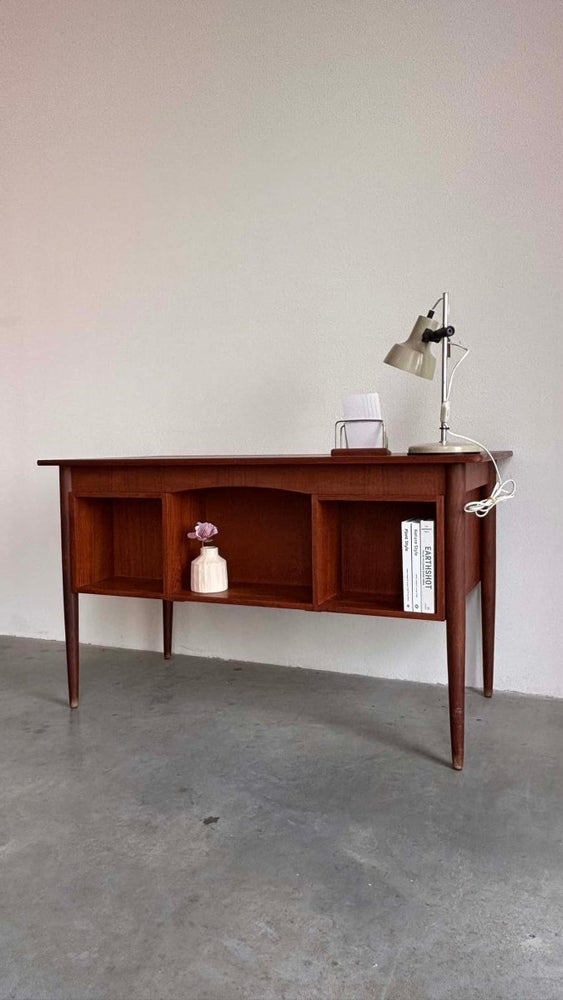 
                  
                    Vintage bureau 2 - zijdig teak - LOUI.STORE
                  
                