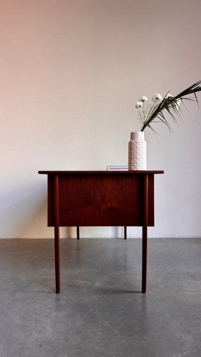
                  
                    Vintage bureau 2 - zijdig teak - LOUI.STORE
                  
                
