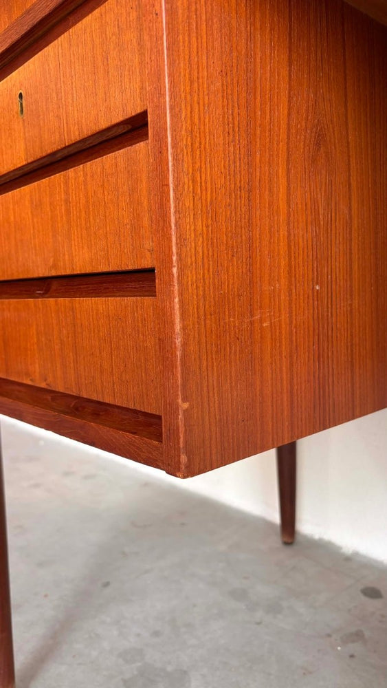 
                  
                    Vintage bureau 2 - zijdig teak - LOUI.STORE
                  
                