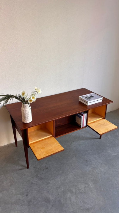 
                  
                    Vintage bureau 2 - zijdig teak - LOUI.STORE
                  
                