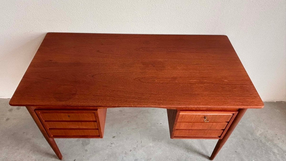 
                  
                    Vintage bureau 2 - zijdig teak - LOUI.STORE
                  
                