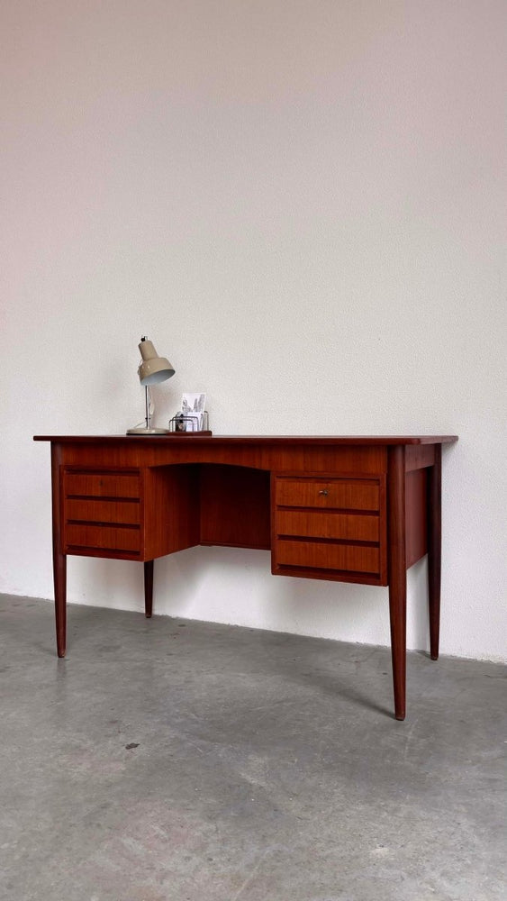 
                  
                    Vintage bureau 2 - zijdig teak - LOUI.STORE
                  
                