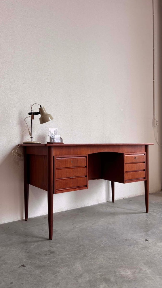 
                  
                    Vintage bureau 2 - zijdig teak - LOUI.STORE
                  
                