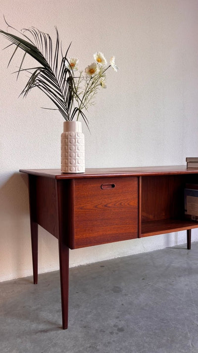 
                  
                    Vintage bureau 2 - zijdig teak - LOUI.STORE
                  
                
