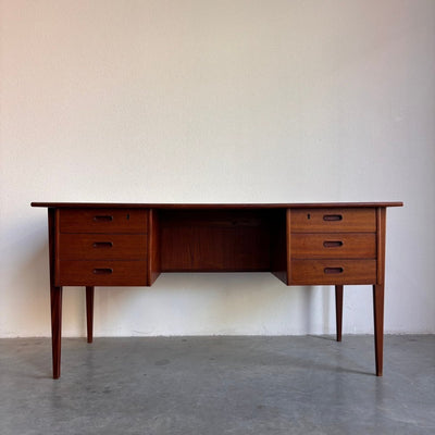 
                  
                    Vintage bureau 2 - zijdig teak - LOUI.STORE
                  
                