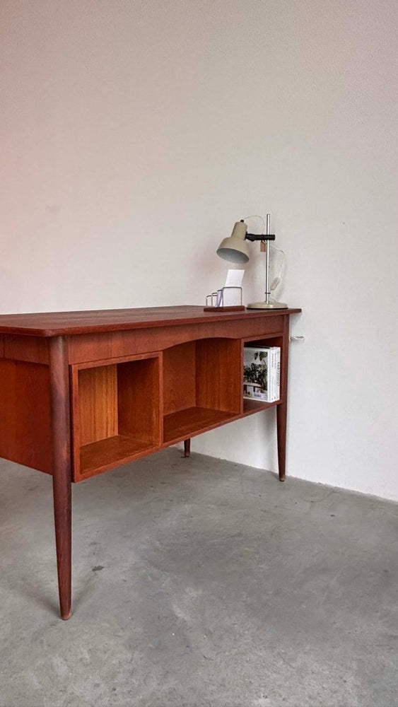 
                  
                    Vintage bureau 2 - zijdig teak - LOUI.STORE
                  
                