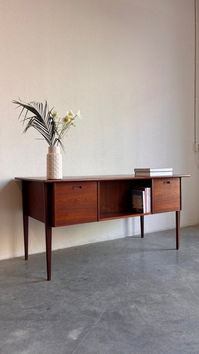 
                  
                    Vintage bureau 2 - zijdig teak - LOUI.STORE
                  
                
