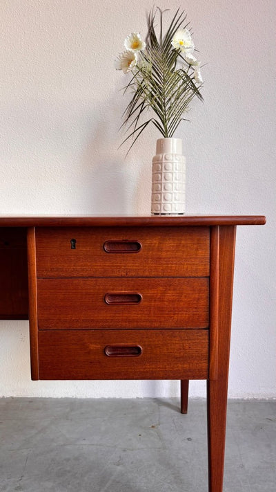 
                  
                    Vintage bureau 2 - zijdig teak - LOUI.STORE
                  
                