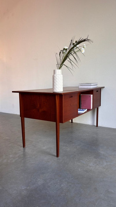 
                  
                    Vintage bureau 2 - zijdig teak - LOUI.STORE
                  
                