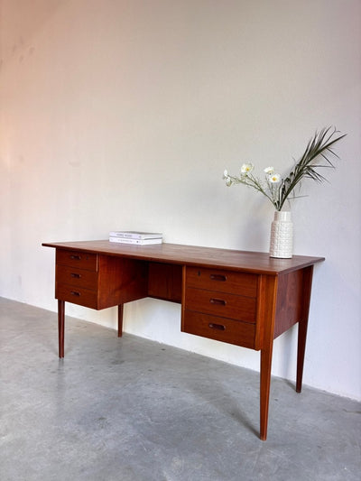 
                  
                    Vintage bureau 2 - zijdig teak - LOUI.STORE
                  
                