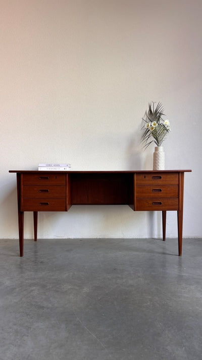 
                  
                    Vintage bureau 2 - zijdig teak - LOUI.STORE
                  
                