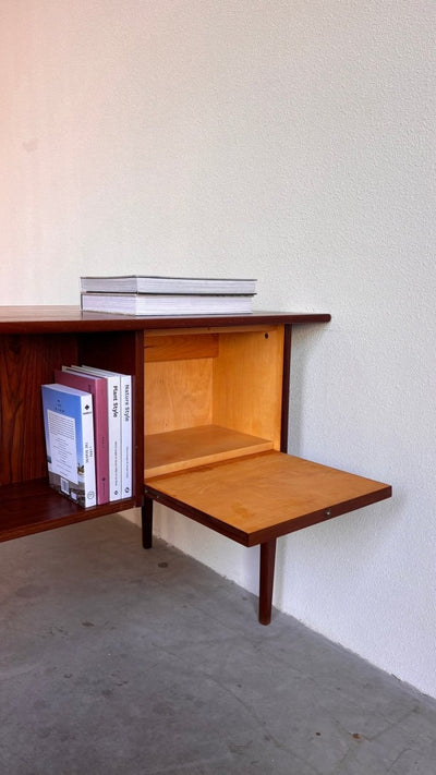 
                  
                    Vintage bureau 2 - zijdig teak - LOUI.STORE
                  
                