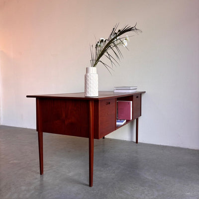 
                  
                    Vintage bureau 2 - zijdig teak - LOUI.STORE
                  
                