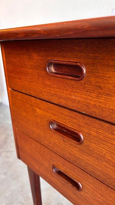 
                  
                    Vintage bureau 2 - zijdig teak - LOUI.STORE
                  
                